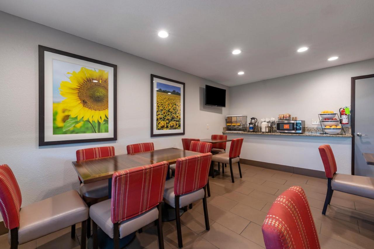 Comfort Inn & Suites Hays I-70 Kültér fotó
